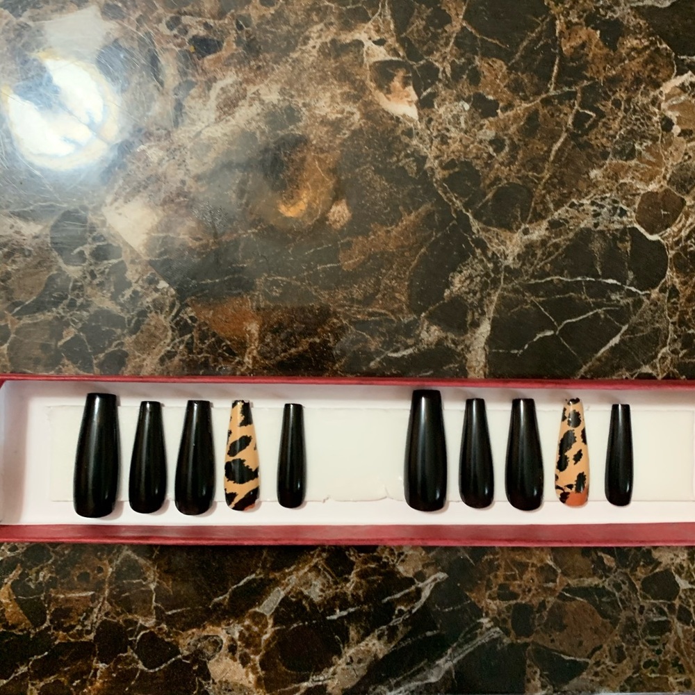 Press on nails